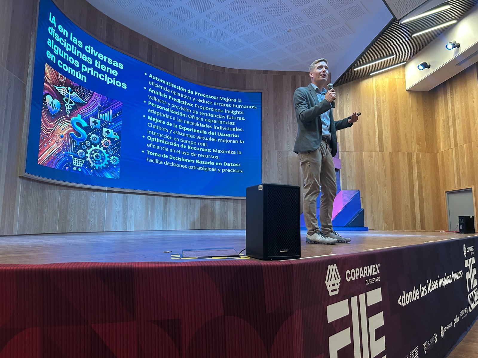 Ján Rehák impartiendo una conferencia